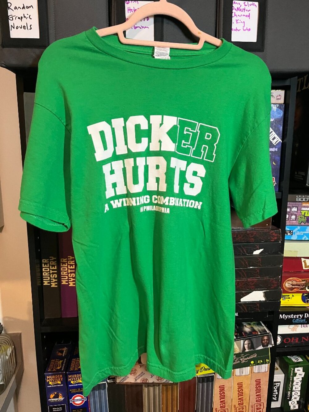 “DICKER HURTS” Funny Philadelphia Sports Parody Tee Green Graphic Shirt M Eagles